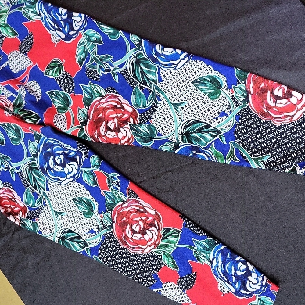 Betsey Johnson Floral Cropped Leggings - Picture 11 of 11